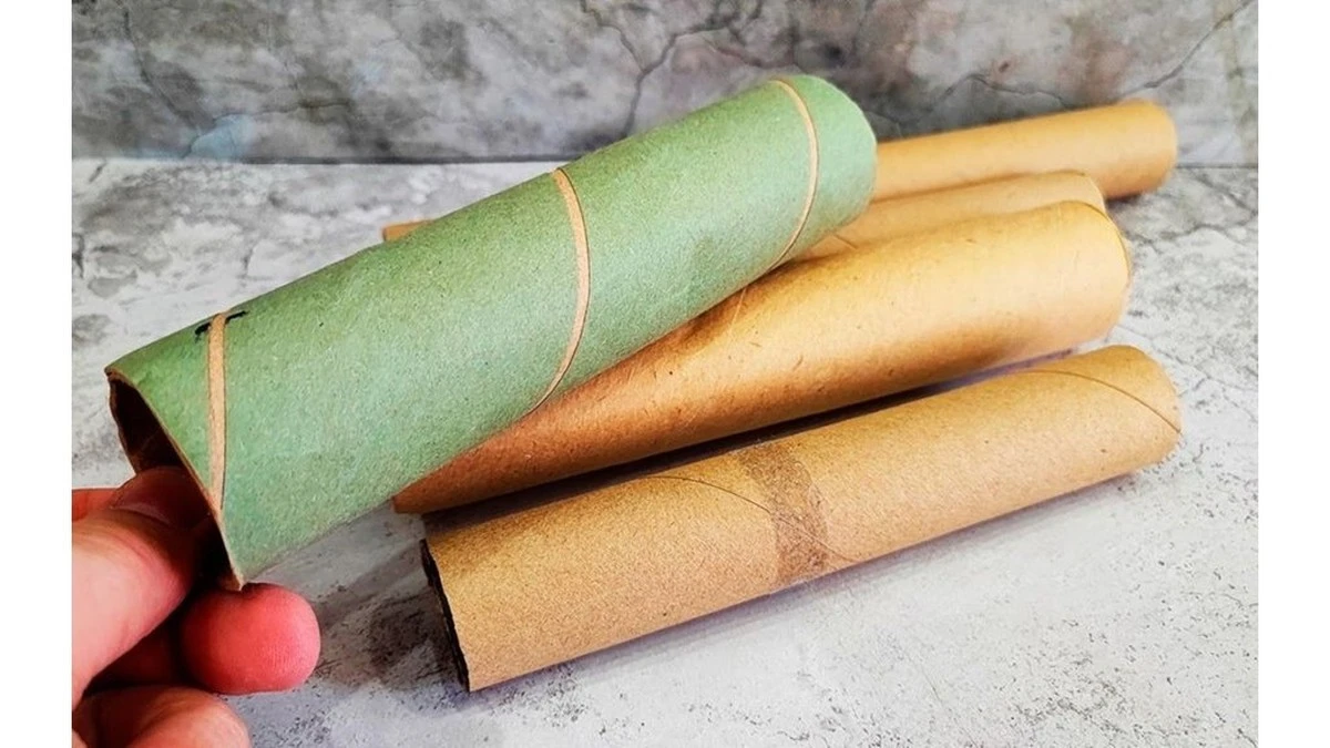 Dlaczego warto nakładać tekturową rurkę na wieszak w szafie