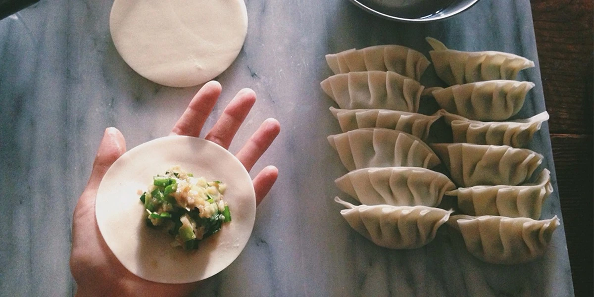 Dlaczego warto dolewać wrzątek do ciasta na pierogi - image 1