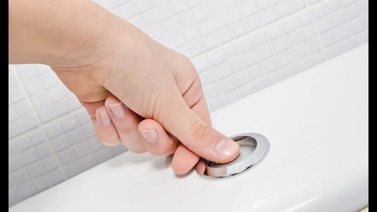 Dlaczego przycisk w spłuczce zostaje w środku: prosty trik z kuchni - image 1