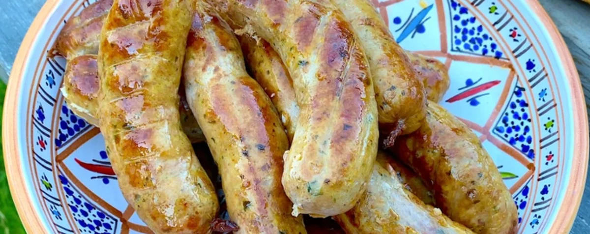 Dlaczego profesjonalni kucharze zawsze dodają wodę gazowaną do domowej kiełbasy