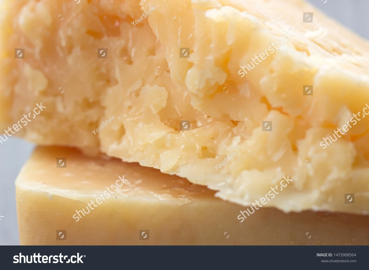 Dlaczego doświadczeni smakosze zawsze sprawdzają te cztery składniki na etykiecie sera - image 1