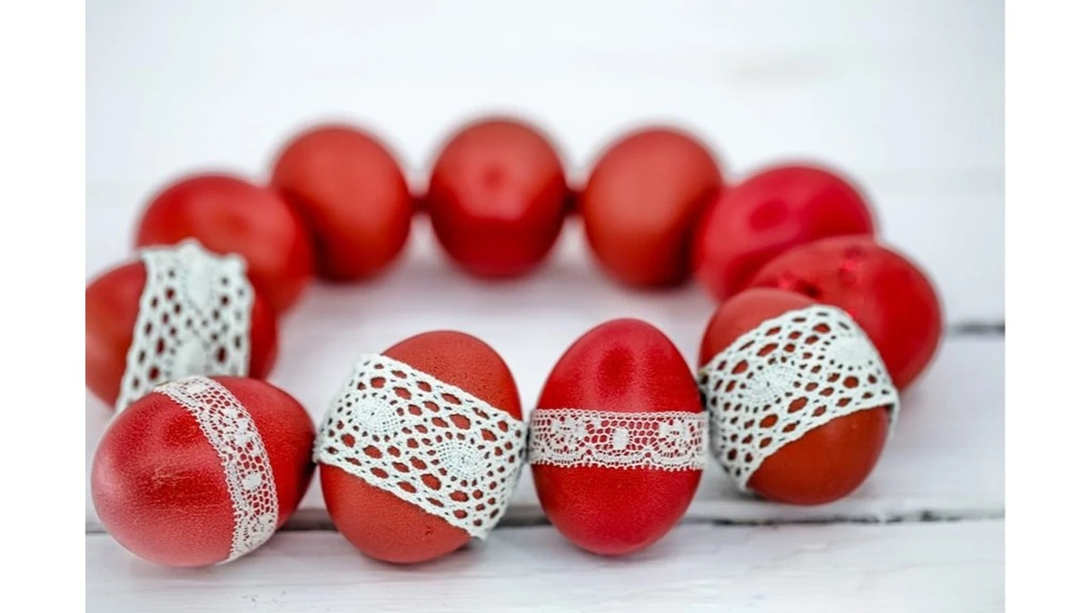 Dlaczego warto włożyć jajka do soku z buraka zamiast gotować je w łupinach cebuli