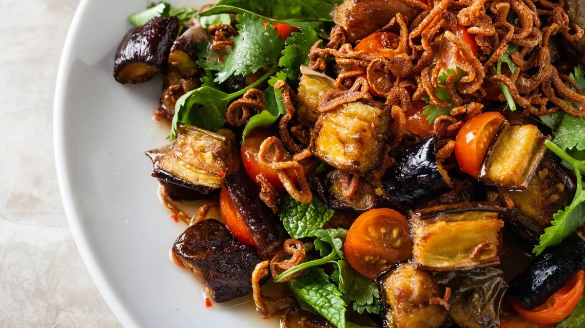 Dlaczego warto dodać ocet do cebuli, gdy przygotowujesz bakłażana - image 1