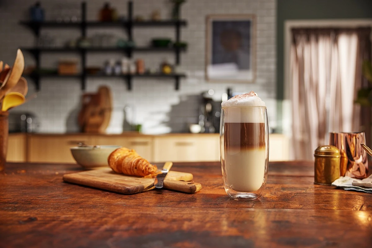 Dlaczego warto wsypać miarkę odżywki białkowej do porannej kawy - image 1