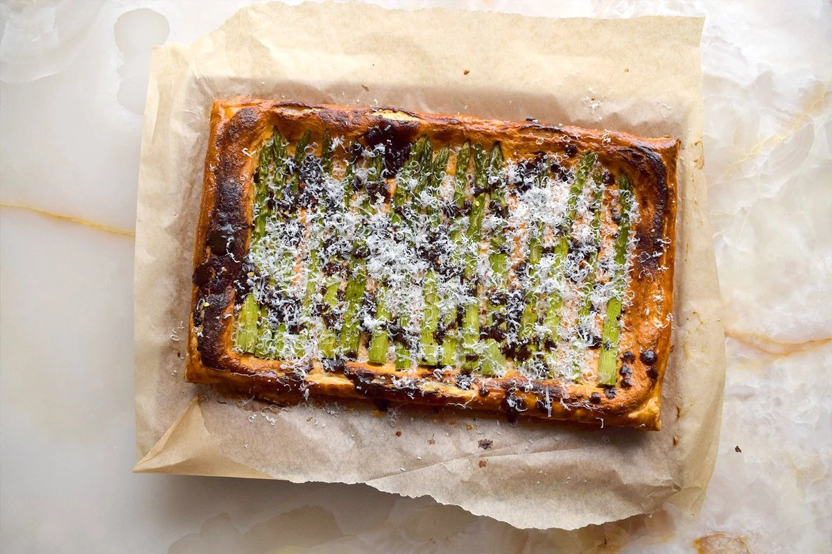 dlaczegodoswiad-extra-1.webp Dlaczego doświadczeni kucharze zawsze kładą skórkę z cytryny na tartę ze szparagami - image 1