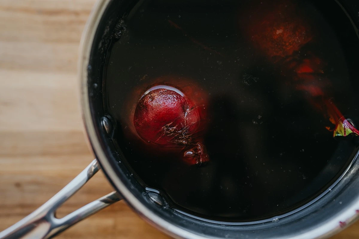 dlaczegowartowr-extra-1.webp Dlaczego warto wrzucić kromkę chleba do garnka z gotującymi się burakami - image 1