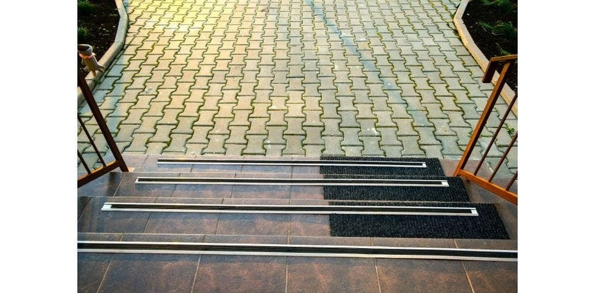 dlaczegodoswiad-extra-1.webp Dlaczego doświadczeni gospodarze zamiast sypać sól, naklejają te paski na schody - image 1