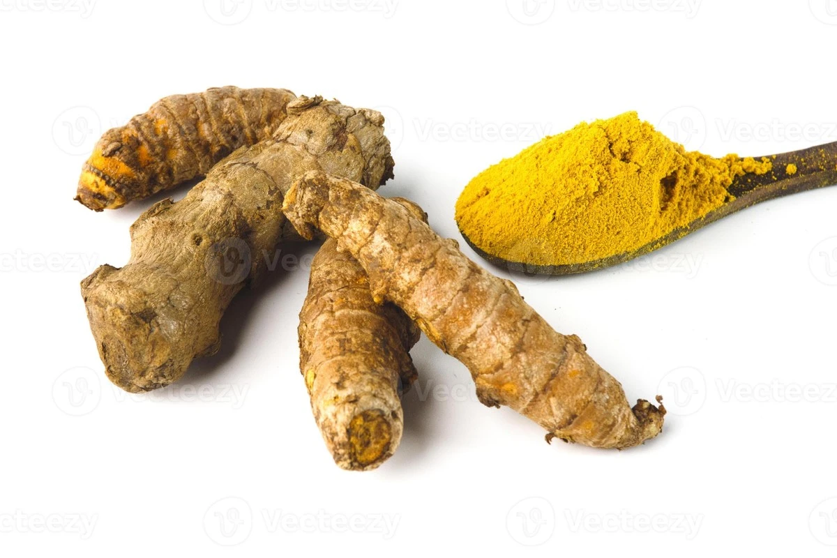 Złoty błąd w kuchni: Dlaczego sypiesz kurkumę do potraw bezużytecznie? - image 1