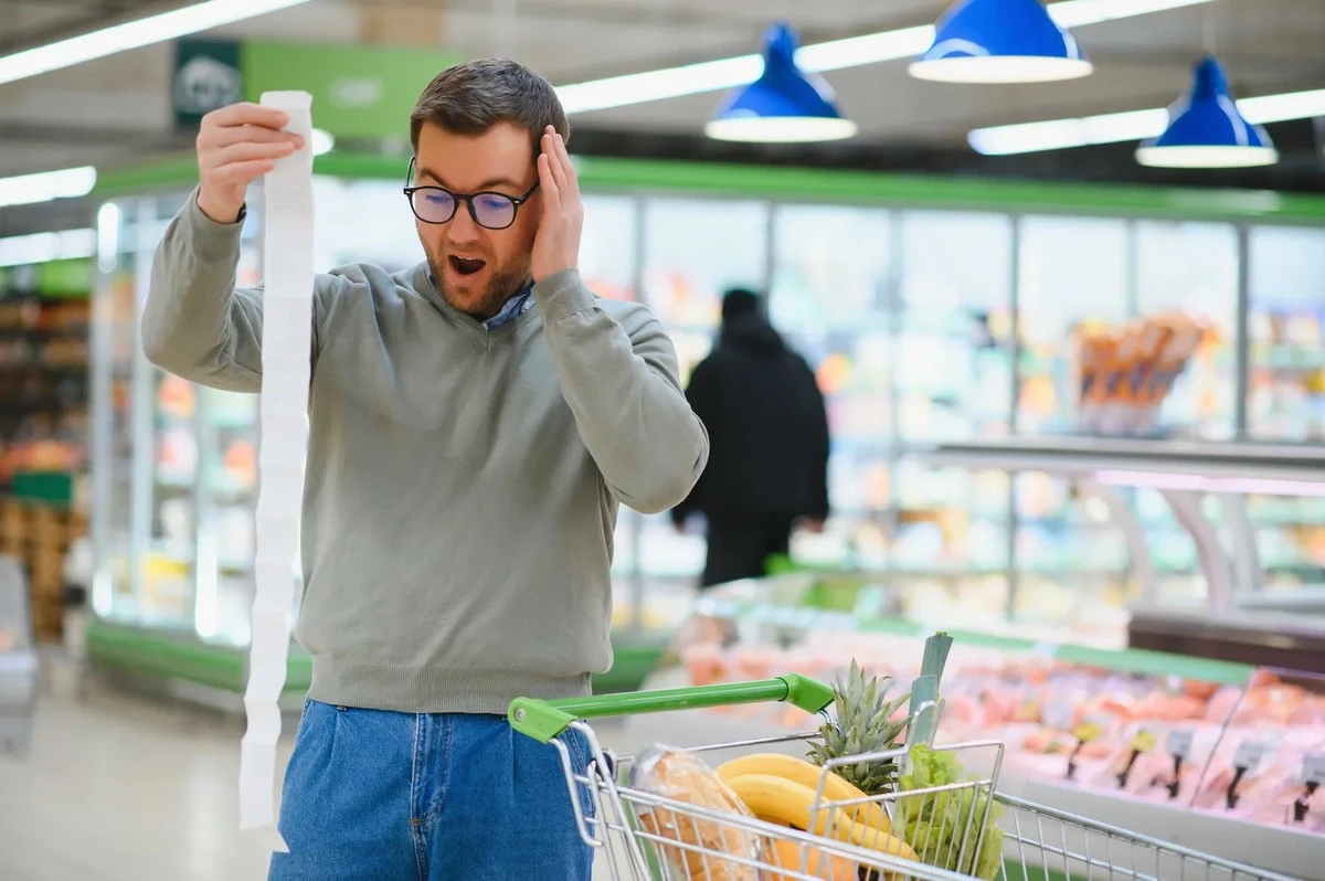 Dlaczego cena przy kasie bywa wyższa niż na półce: mało znany fakt, o którym milczą sklepy