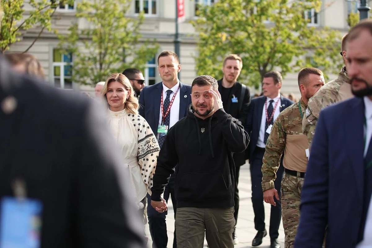 Dlaczego Zełenski nagle zatrzymał się przed hotelem, słysząc śpiew tłumu - image 1