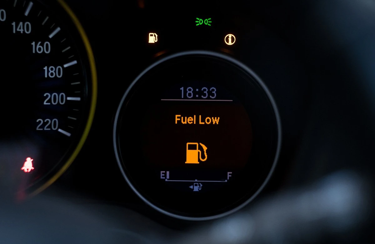 Dlaczego pomarańczowa kontrolka paliwa to nie tylko sygnał do tankowania - image 1