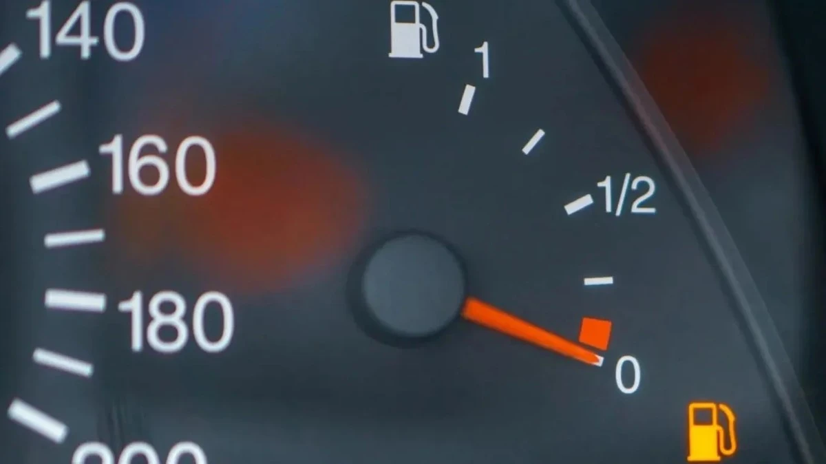 Dlaczego pomarańczowa kontrolka paliwa to nie tylko sygnał do tankowania