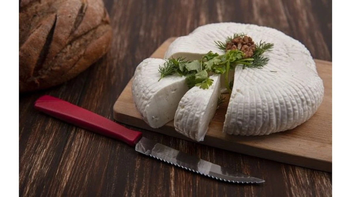 Dlaczego warto dodać szklankę kefiru do gotującego się mleka