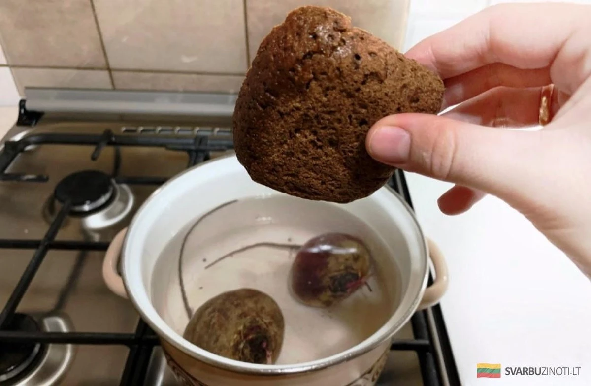 Dlaczego warto wrzucić kromkę chleba do garnka z gotującymi się burakami