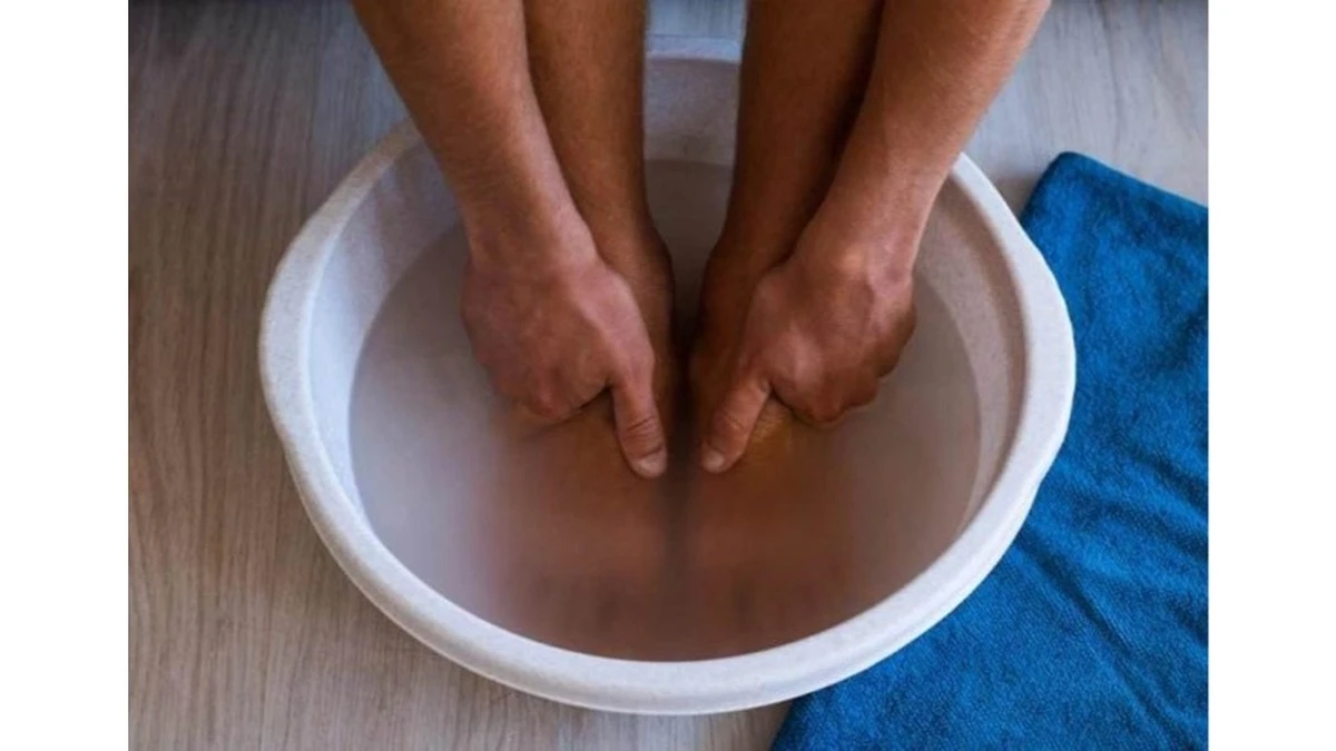 Dlaczego warto wsypać garść soli do miski z ciepłą wodą przed snem