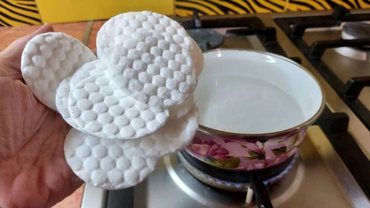 Dlaczego warto trzymać płatki kosmetyczne w samochodowym schowku