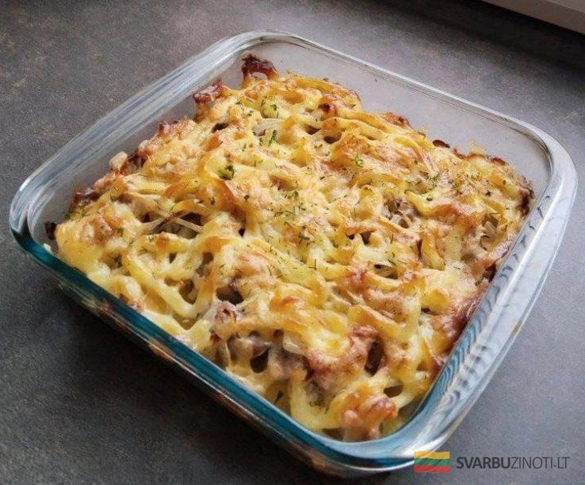 Dlaczego doświadczone gospodynie zawsze kładą cebulę pod serową pierzynkę