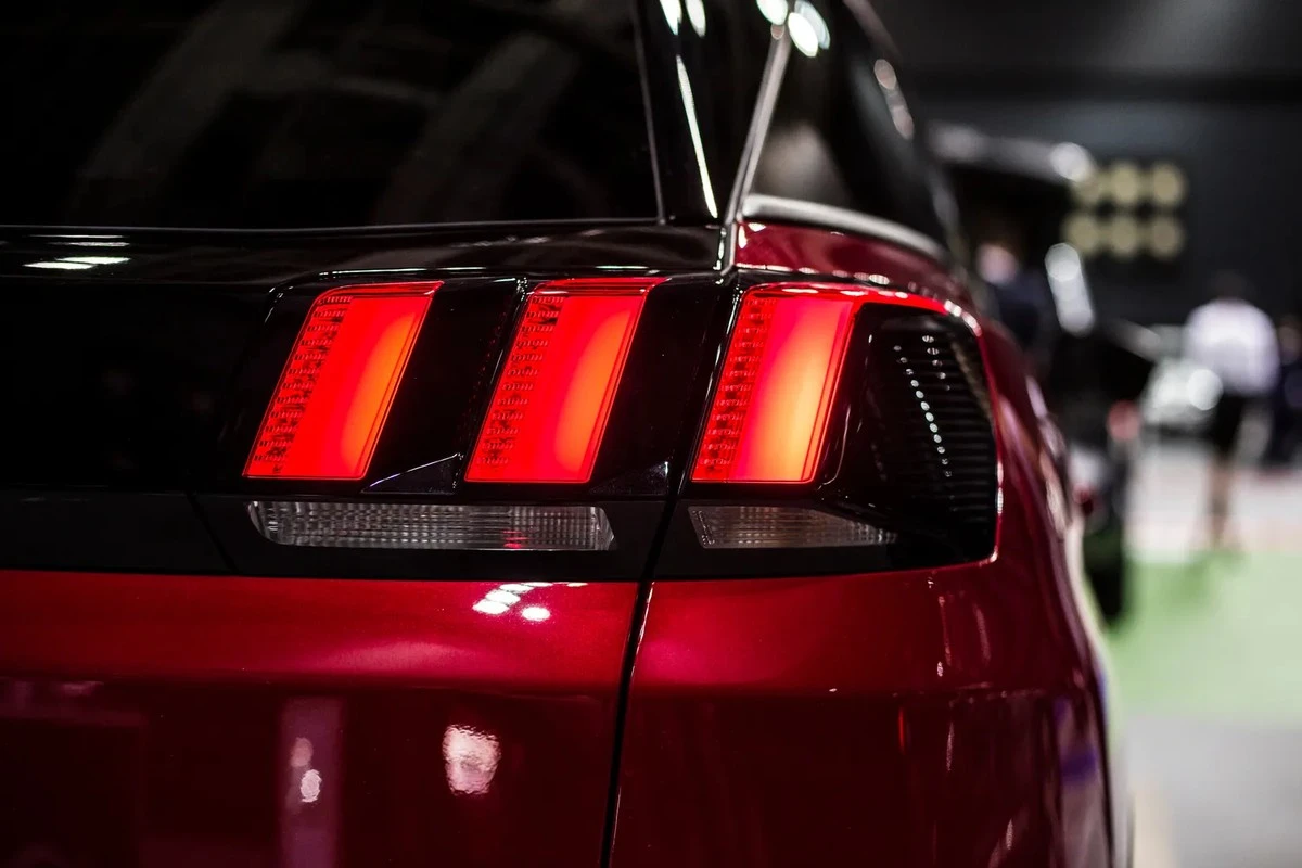 Dlaczego od 2026 roku nowe auta będą mrugać światłami stopu