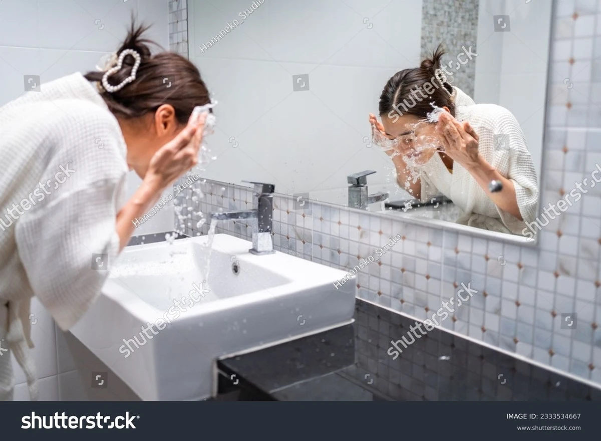 Dlaczego dermatolodzy zawsze odliczają 30 sekund podczas mycia twarzy - image 1