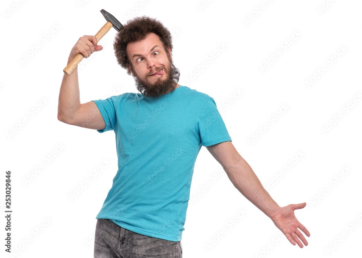 Dlaczego młodzi mężczyźni uderzają się młotkiem w twarz - image 1