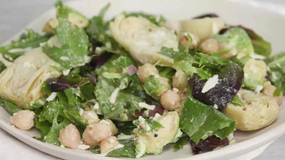 Zielona sałatka szczupłości: ten trik z Biedronki usunie wzdęcia w 3 dni - image 1