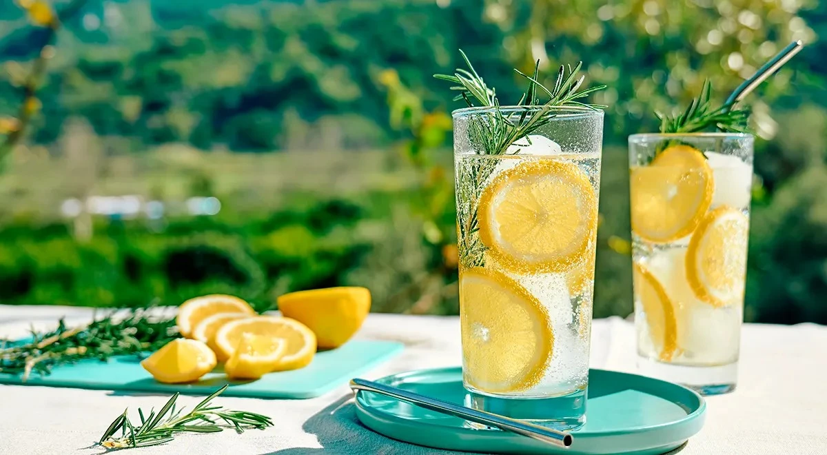 Dlaczego warto pić wodę z cytryną przez rurkę