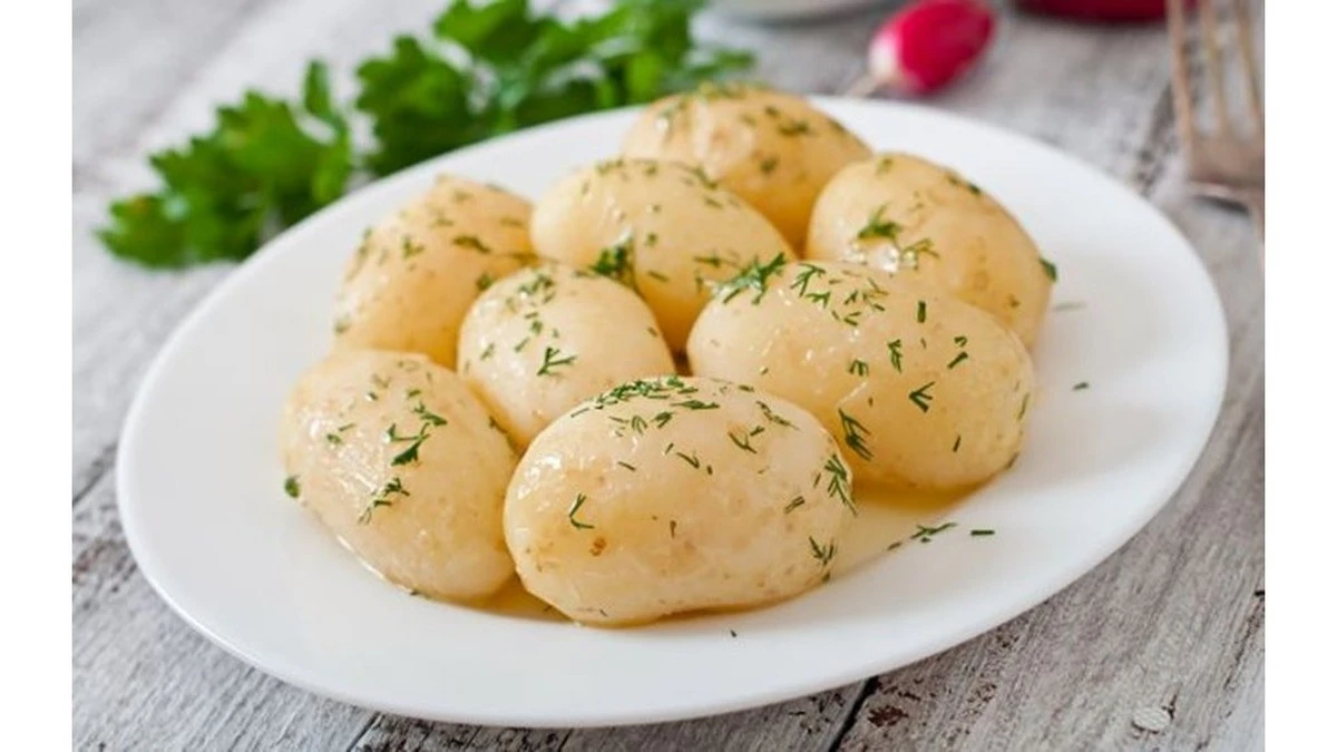 Dlaczego warto wrzucać ziemniaki do garnka bez obierania