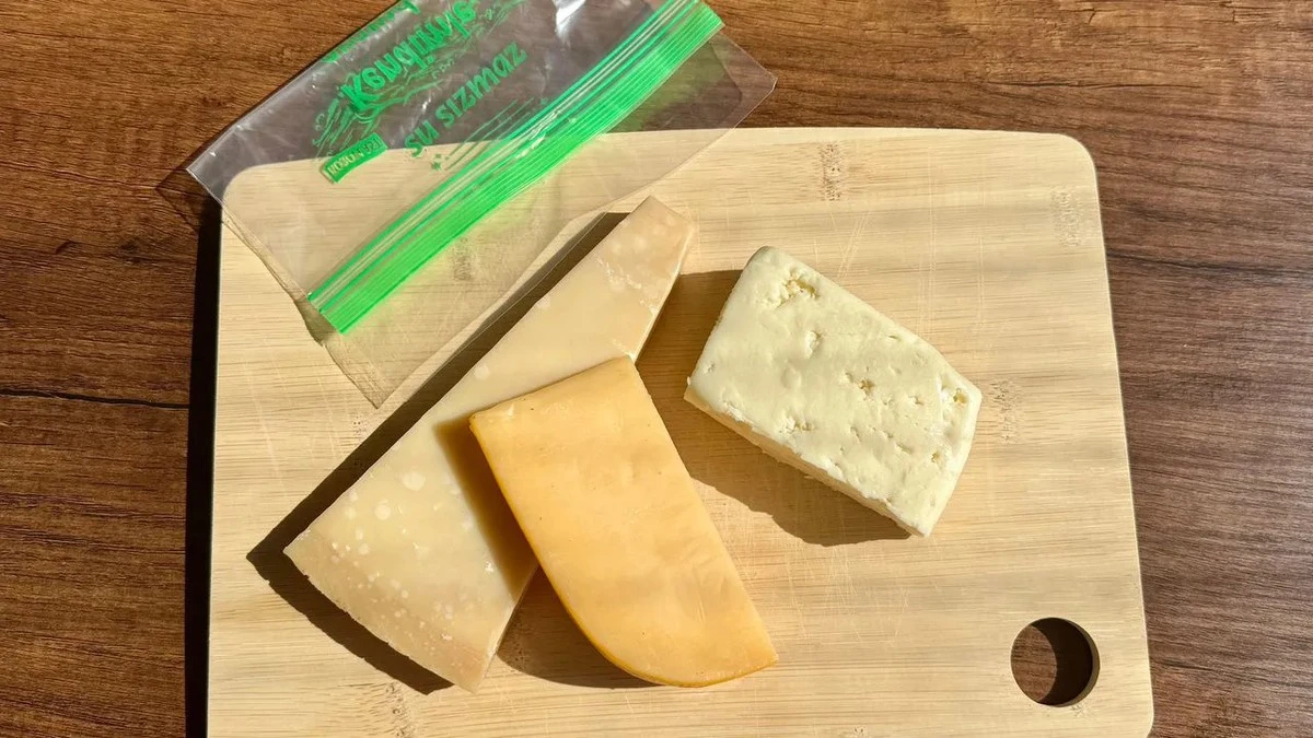 Dlaczego warto włożyć kostkę sera do zamrażarki zaraz po zakupie