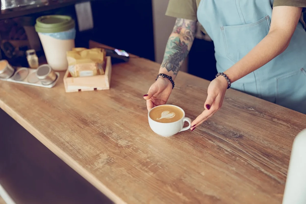 Dlaczego kawa kosztuje 20 złotych, a obiad 50: czy polskie ceny straciły zdrowy rozsądek