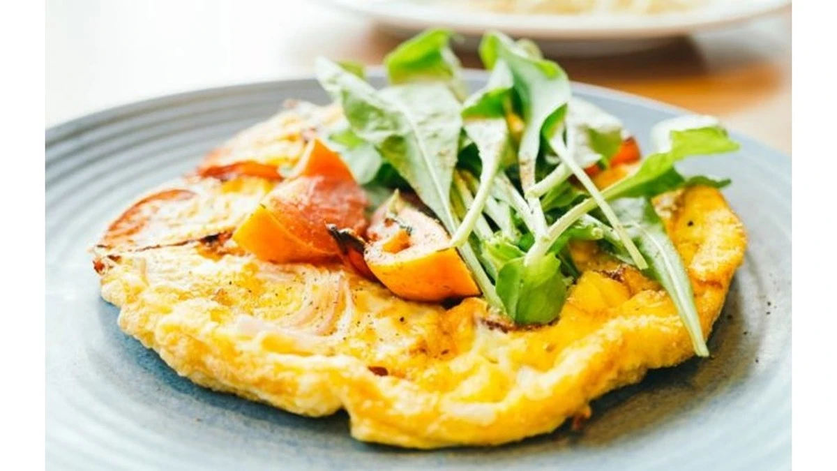 Dlaczego warto dodać kilka plastrów łososia do porannego omletu