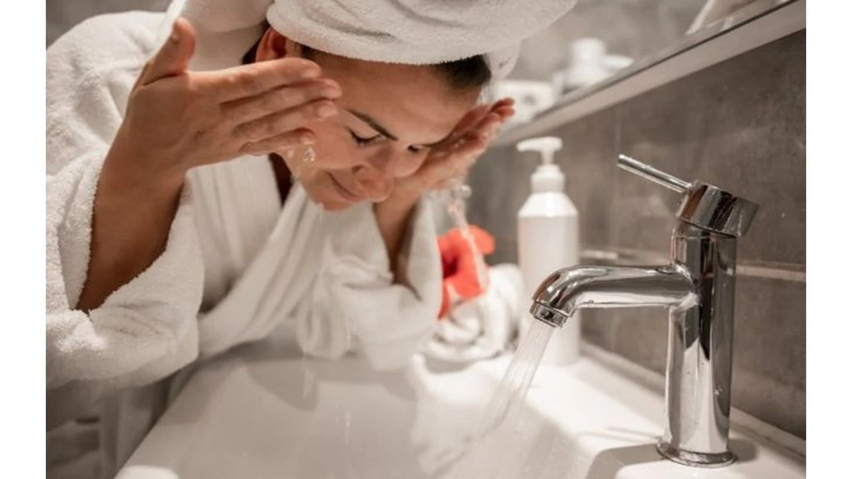 Dlaczego dermatolodzy zawsze odliczają 30 sekund podczas mycia twarzy