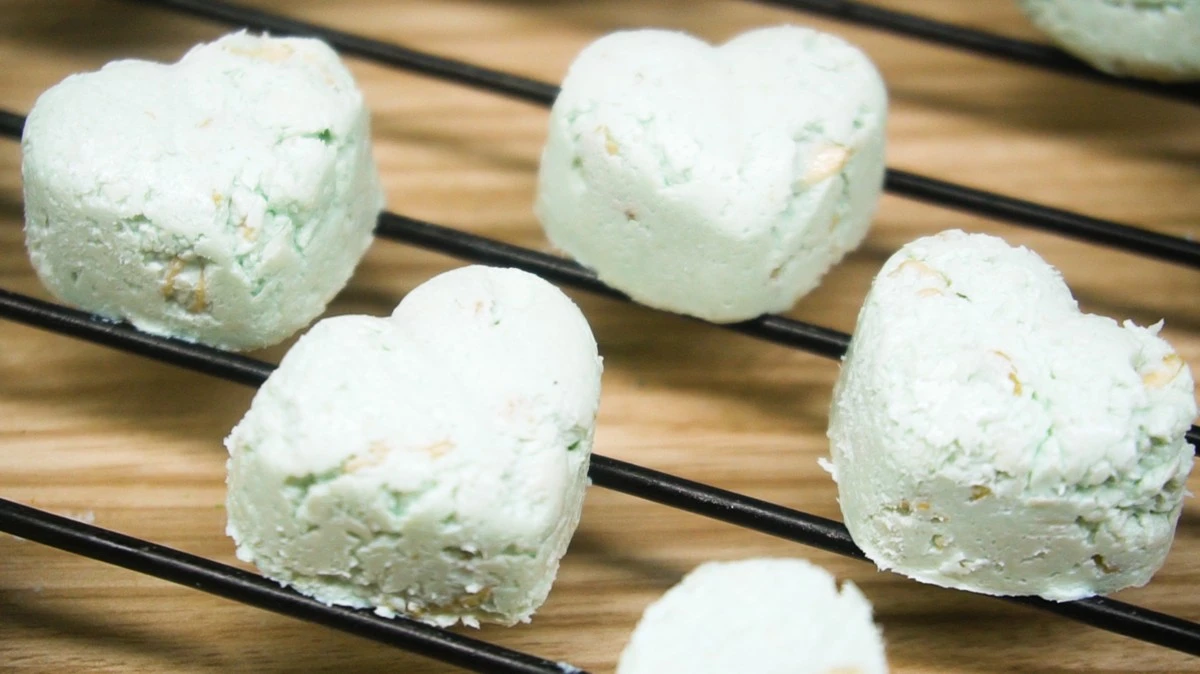 dlaczegodoswiad-extra-1.webp Dlaczego doświadczone panie domu zawsze trzymają resztki mydła w zamrażarce - image 1