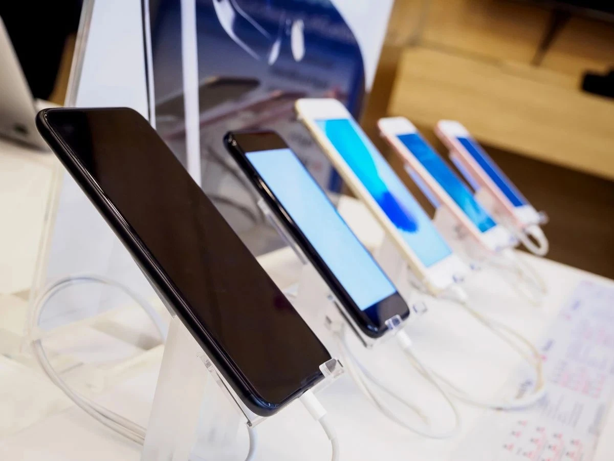 Dlaczego starszy iPhone bywa lepszy od nowego Samsunga z salonu