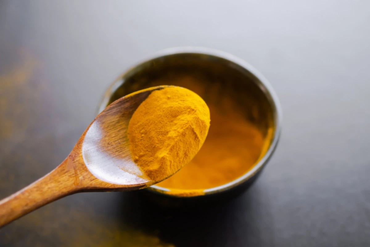Dlaczego warto wsypać szczyptę pieprzu do porannej wody z kurkumą