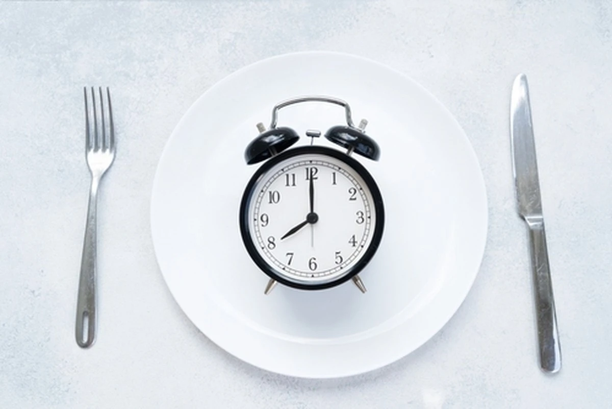 Dlaczego warto zrezygnować z jedzenia na 24 godziny raz w miesiącu
