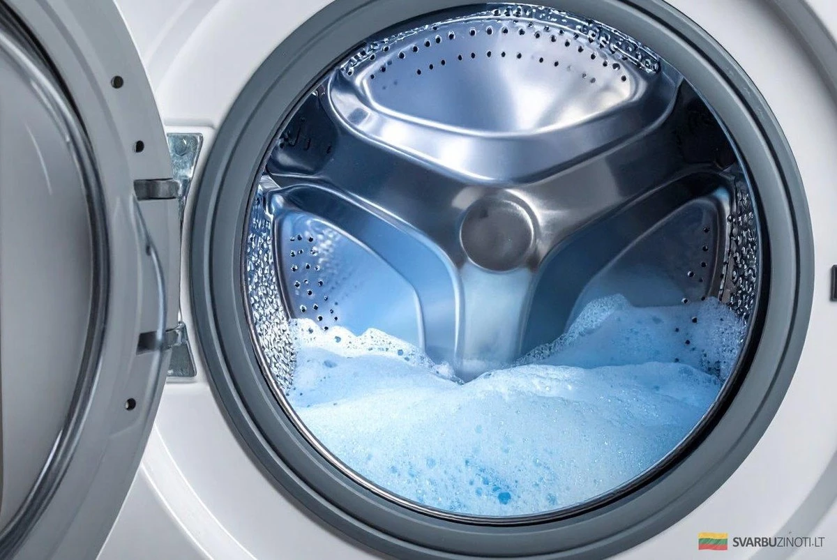 Dlaczego warto wsypać szklankę sody do bębna pralki