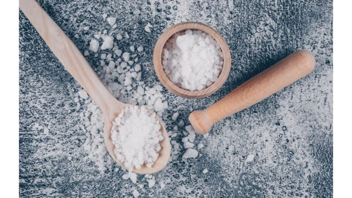 Dlaczego warto wsypać łyżeczkę soli potasowej do solniczki