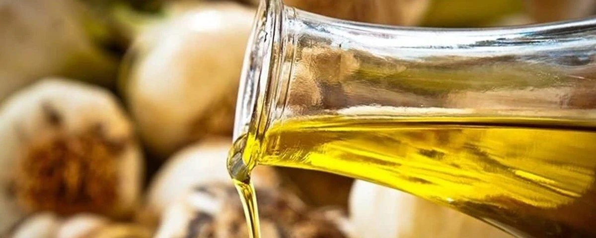 Dlaczego warto wrzucić zmiażdżony czosnek do zimnego oleju - image 1