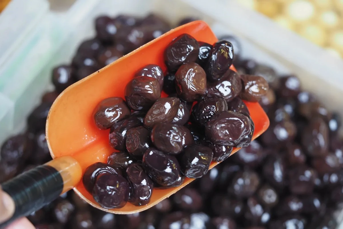 Dlaczego większość "czarnych" oliwek w sklepach to w rzeczywistości barwione owoce