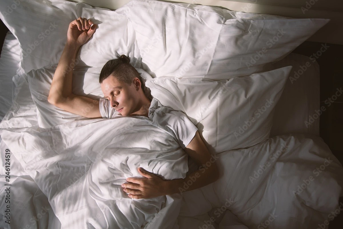 Dlaczego warto wystawić twarz do słońca zaraz po przebudzeniu - image 1