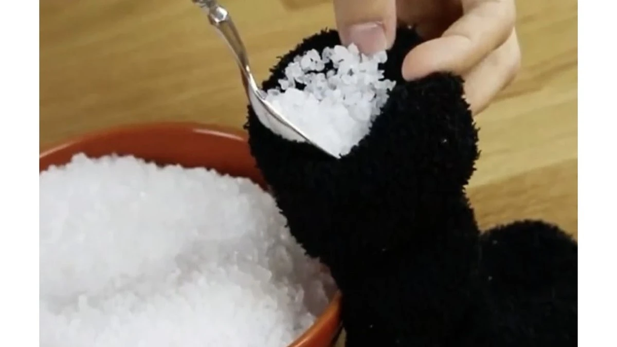 Dlaczego warto kłaść skarpetę z solą na parapecie w czasie zimy