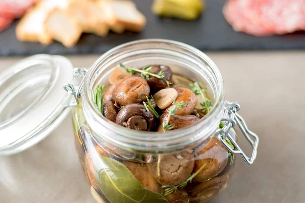 Dlaczego doświadczeni kucharze zawsze kroją czosnek w plasterki do marynowanych grzybów - image 1