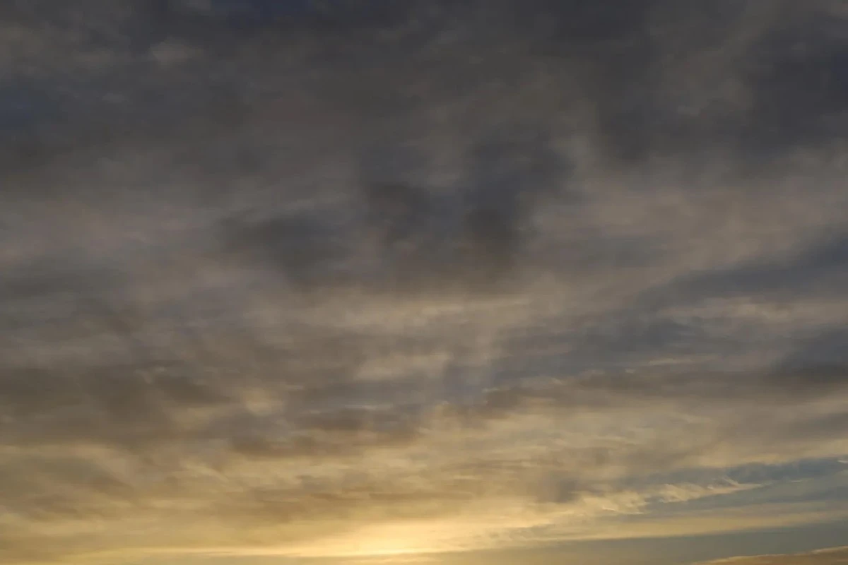 Dlaczego w 2026 roku musisz schować letnie ubrania głębiej do szafy