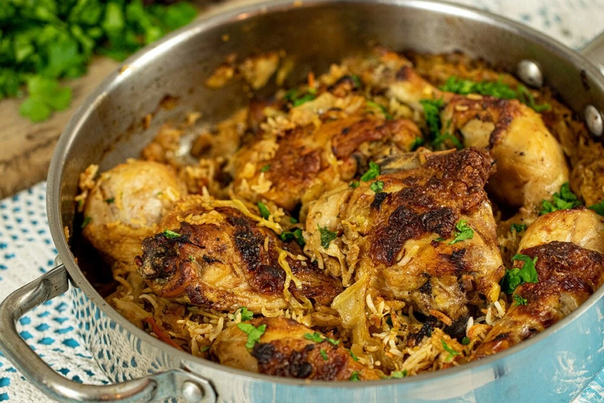 Dlaczego warto posypać surowy ryż posiekaną kapustą przed przykryciem patelni - image 1