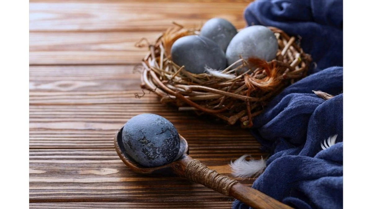 Dlaczego warto wrzucić jajka do czerwonego wina zamiast do barwnika