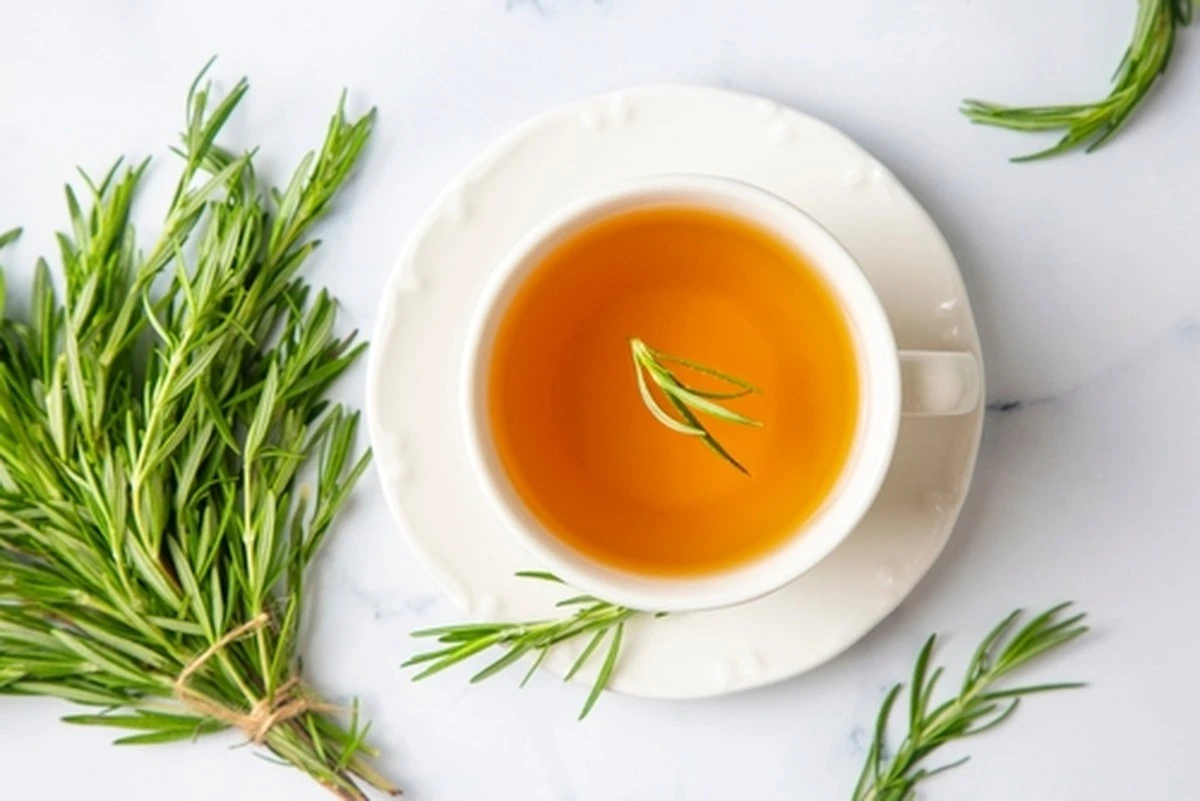 Dlaczego warto wrzucić gałązkę rozmarynu do herbaty miętowej