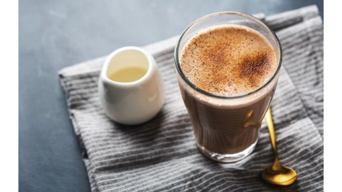 Dlaczego warto dodawać kroplę mleka do czarnej kawy