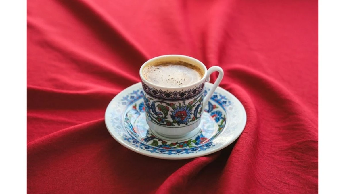 Dlaczego król Karol III zamiast cukru zawsze dodaje do kawy łyżeczkę miodu