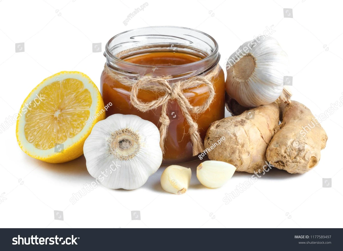 Dlaczego warto wrzucić ząbek czosnku do słoika z cytryną i sodą - image 1