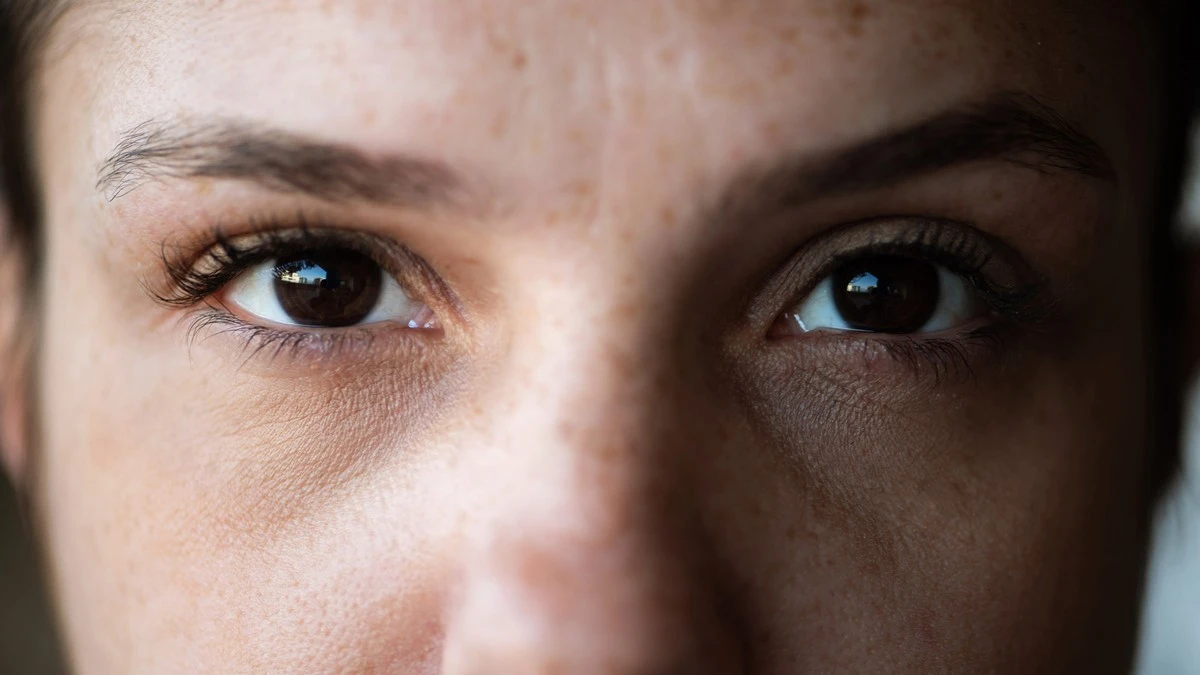 dlaczegotwojapo-extra-1.webp Dlaczego Twoja powieka nagle drży i co organizm próbuje Ci przez to powiedzieć - image 1